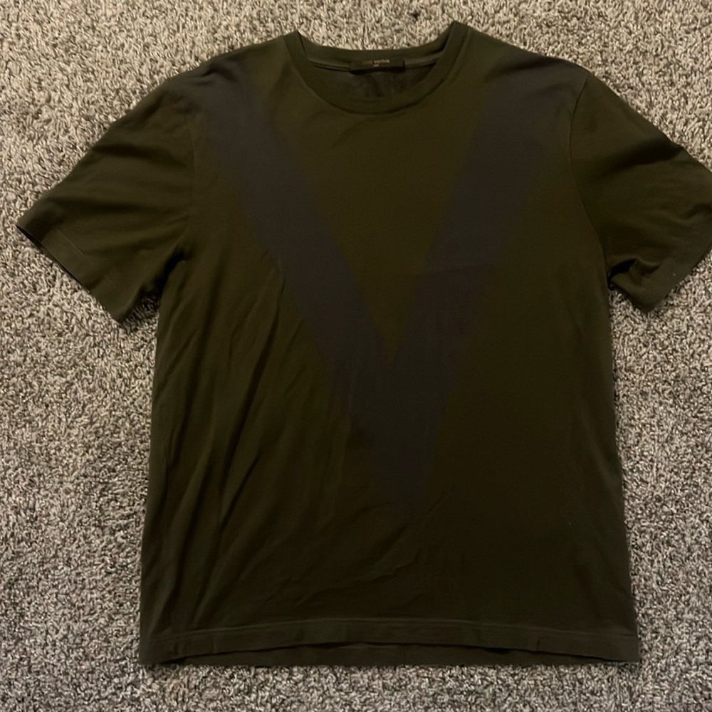 gently worn,Louis Vuitton Short Sleeve “V” T-Shirt. Size large.